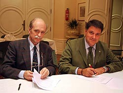  El Presidente de ADECANA, Miguel Iñigo Noain, a la izquierda de la imagen, y Gerardo Pajares Bernaldo de Quirós, a la derecha, durante la firma del convenio.