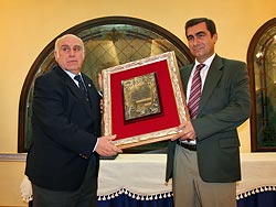  Carlos Astorga entrega el premio a la Universidad de Córdoba.
