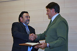  En la imagen, a la izquierda, Teófilo Ruíz de Viñaspre hace entrega de la placa de la UNAC a Gerardo Pajares.