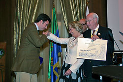  Luis de la Peña, Presidente de la Delegación Española, recoge el premio literario CIC 2011 en nombre del marqués de Laserna.
