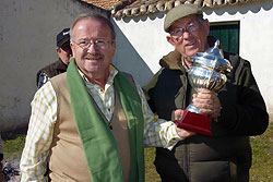  Julián Ángel Villafuerte recibe el premio de manos del delegado provincial de Caza en Ciudad Real, Manuel Aranda.