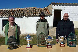  Los tres primeros clasificados, el campeón (i), junto con la segunda y tercer clasificado.