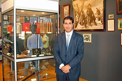  Alberto Covarsí, Presidente de Juvenex, junto a la exposición de Covarsí en FECIEX.