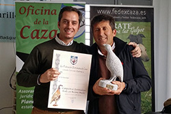  José María Gallardo, presidente de FEDEXCAZA, entrega el trofeo de vencedor a Jacinto Gutiérrez.