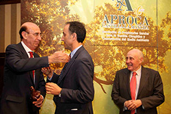  Juan Ramón Pérez del Hoyo recibe su reconocimiento de manos de Javier Gómez Elvira, ante la mirada de Ricardo Ayala.