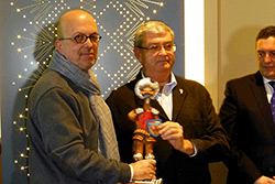  Ignacio Villa de RTVCLM recibe el reconocimiento de manos de Juan de Dios García.