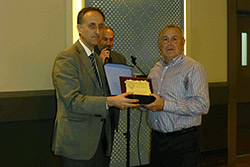  El Director General de Montes de la JCCM, Javier Gómez Elvira, entregando su reconocimiento al agente forestal Juan Romero.