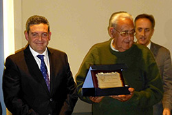  El alcalde de Campo de Criptana, Santiago Lucas Torres entrega el reconocimiento al cura Buenaventura Soriano.