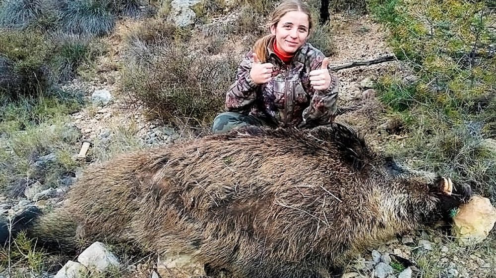 Una joven cazadora abate un gran jabalí con escopeta a 90 metros de distancia