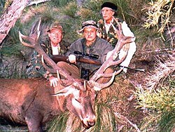 Un grupo de cazadores con un trofeo de ciervo rojo en la Pampa.