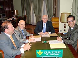  Un momento de la firma realizada en la sede de Caja Rural de Ciudad Real.