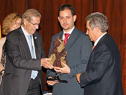  Ricardo Menem, Eduardo Pompas y Andrés Gutiérrez durante el acto de entrega del premio.