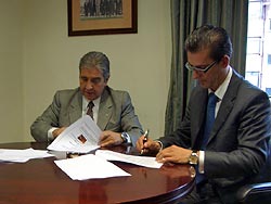  Andrés Gutiérrez y Luis Fernando Villanueva en un momento de la firma del convenio.