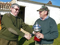 El campeón autonómico recibe de manos del presidente de la Federación de Caza de CLM el trofeo de ganador.