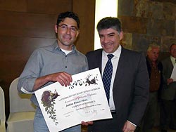  El alcalde de Tomelloso entrega el diploma a Julián Ponce.