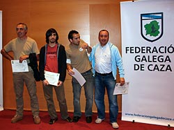  Los mejores deportistas de Cetrería y la sociedad organizadora del campeonato gallego, tras la recogida de sus respectivos galardones.