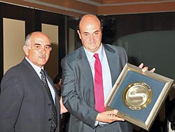  Jorge Bernad recibe el premio de la Federación Murciana en reconocimiento a su trabajo durante años al frente de los servicios jurídicos de la RFEC.