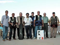  En el centro Emeterio Velert con sus trofeos, acompañado por el 2º y el 3º del podio europeo, con las autoridades.