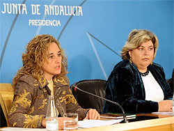  Cinta Castillo, Consejera de Medio Ambiente, y Clara Aguilera, Consejera de Agricultura y Pesca