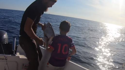  niño de 9 años pesca una corvina de 16 kilos