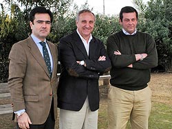  De izquierda a derecha, Mauricio Gordillo, secretario general de la ACE, Rafael Cadenas, director del Instituto Andaluz de la Caza y Eduardo Briones, vicepresidente de la ACE.