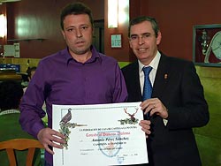  El alcalde de La Roda entrega el premio a Antonio Sánchez, campeón autonómico de caza menor con perro.