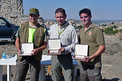  Los tres primeros clasificados con su placa. De izquierda a derecha, Javier Sánchez, Eduardo Pompa y Alfonso del Valle.