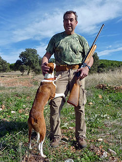  El campeón Adolfo Martínez, junto a su perra Luna.