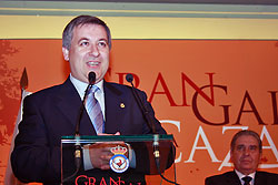  La insignia de oro de la RFEC se le dio a José María Gómez Cortón, ex presidente de la Federación Gallega de Caza.
