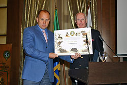  Nicolás Franco, Presidente de Honor del CIC entrega al Sr. Benderskiy el Diploma del Premio Edmond Blanc.