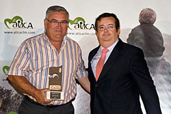  Ernesto Abad, recogiendo el premio ‘Difusión de la Caza’ concedido a Club de Caza.