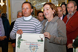  La consejera de Agricultura, entrega el premio al Campeón Autonómico de Caza Menor con Perro, Antonio Gil.