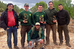  Los tres primeros clasificados en el campeonato provincial de caza con sus jueces.