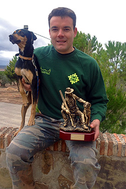  El campeón provincial senior posa con el título y su perro.