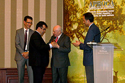  José Ignacio Ñudi recibe de manos de Ricardo Ayala el reconocimiento de Aproca, ante la mirada de Javier Gómez Elvira.