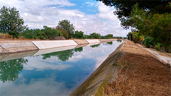 Colocan rampas en un canal de agua