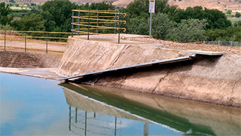 Colocan rampas en un canal de agua