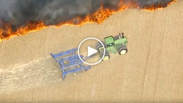  Agricultor-lucha-contra-incendio-en-su-tractor-corta-fuegos