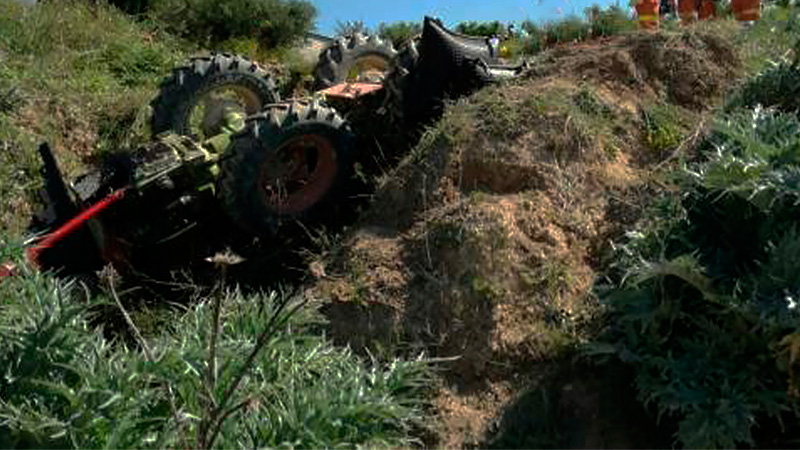  Dos agricultores heridos al volcar sus tractores