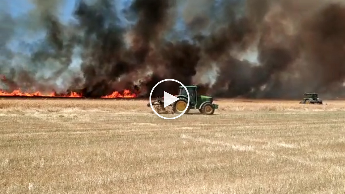 La lucha de varios tractores para cortar un gran incendio en tierras de labor