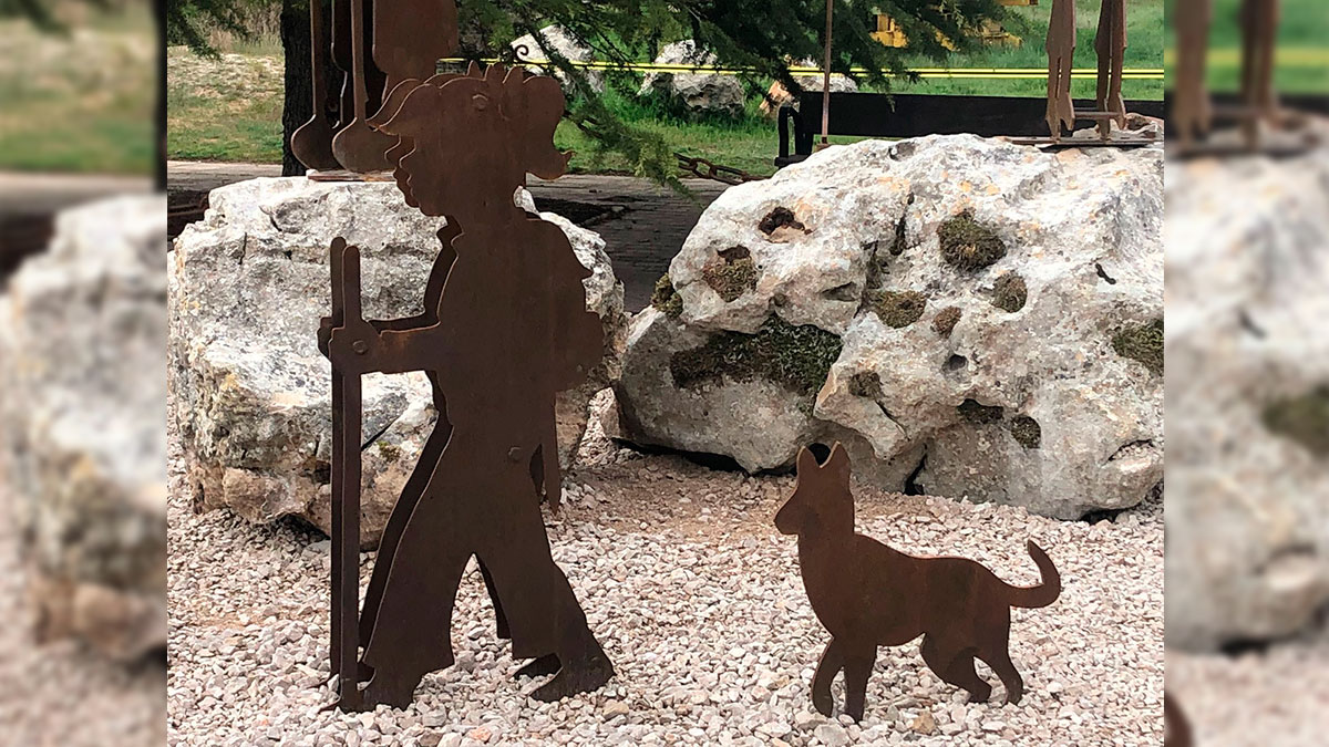 escultura que rinde homenaje a los rehaleros fallecidos