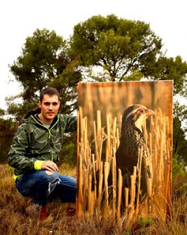  Rodrigo posa junto a una de sus impresionante fotografía de una perdiz roja.