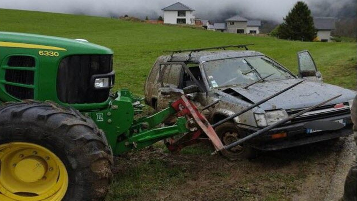   agricultor destroza coche que estaba dañando sus campos