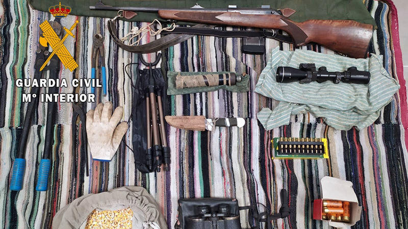  Arma y accesorios que portaban los furtivos.