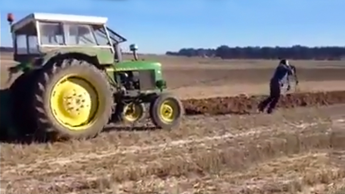   parodia crisis gasóil agricultor tirando de tractor