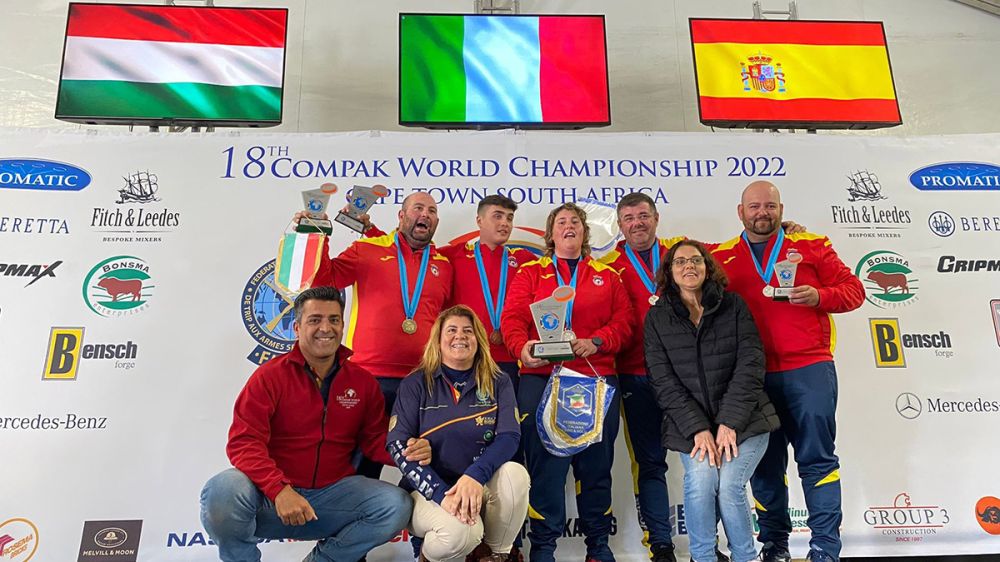 Beatriz Laparra y el equipo masculino, medallas de plata en el Mundial de Compak Sporting