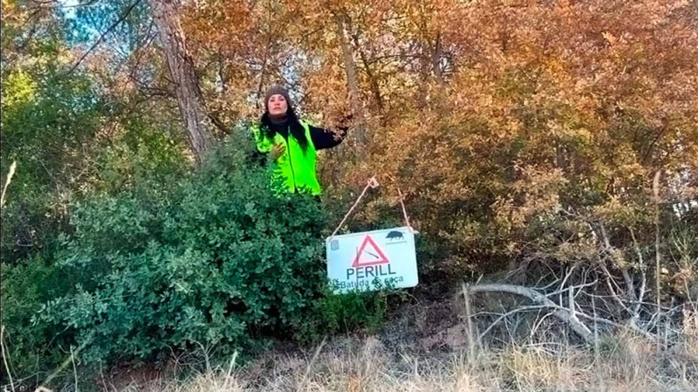 Una cazadora advierte sobre los peligros de invadir una zona señalizada de caza