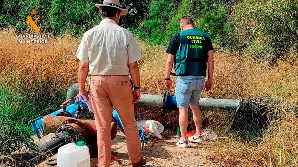Vendían ilegalmente agua del Guadalquivir en la peor sequía: dos guardas de la Confederación Hidrográfica detenidos por la Guardia Civil