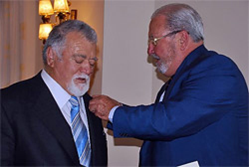 La FCCyL entregó su insignia de oro a José Manuel Gonzalo Cordero