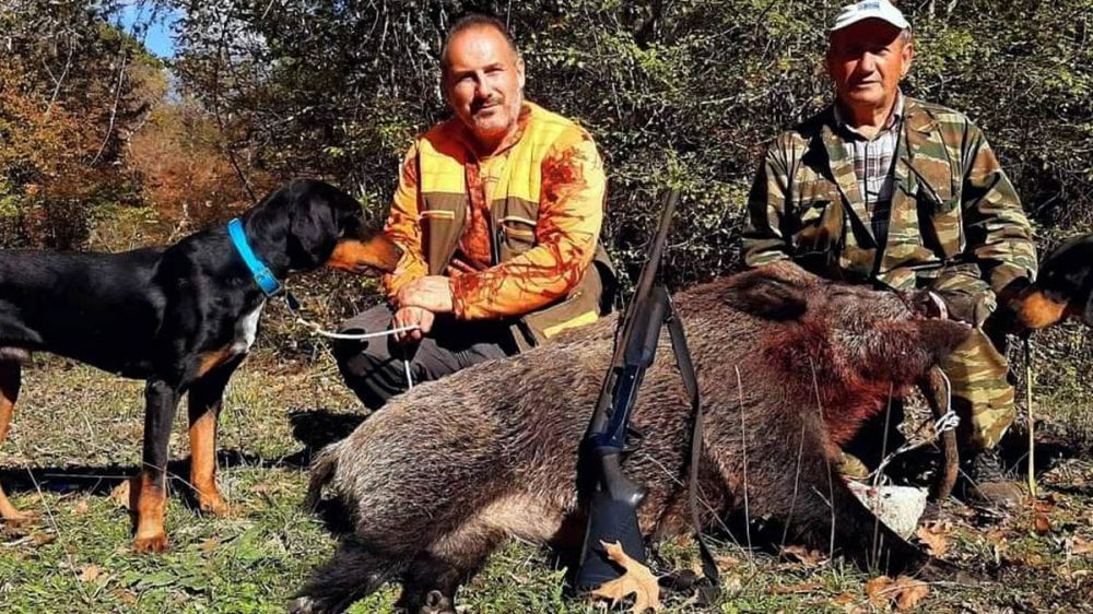 Un cazador septuagenario abate un impresionante jabalí de 26 centímetros de colmillo